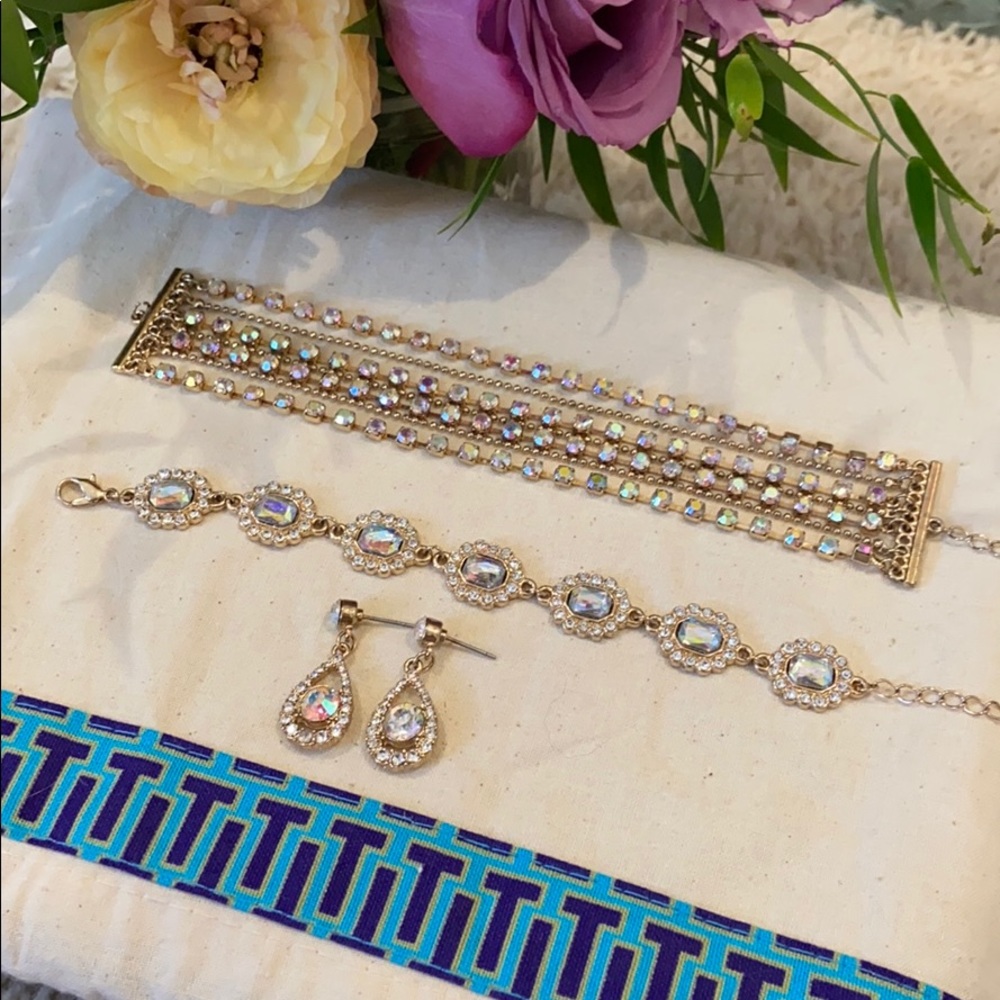 All that glitters bundle- ✨Earrings & 2 Bracelets✨